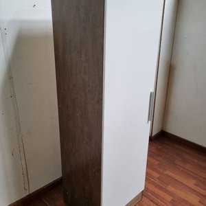 Mueble Blanco y Marrón con Puerta y Estantes - imagen 3