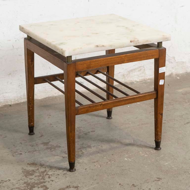 Mesa de Living con Tapa de Mármol y Detalles en Lustre