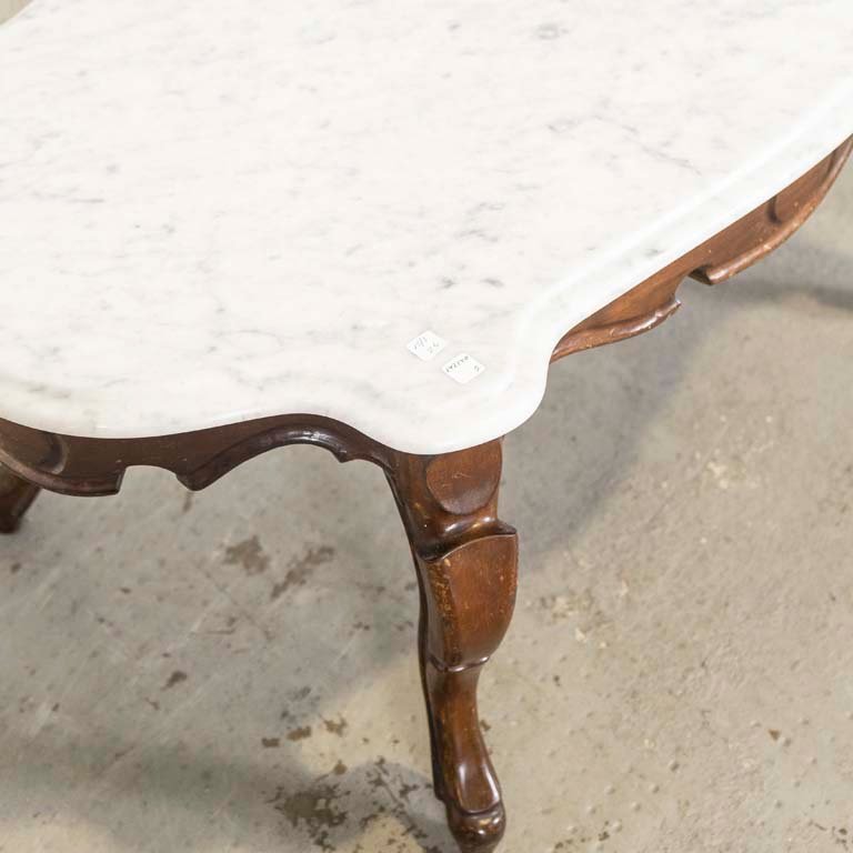 Mesita de living victoriana con tapa de mármol lobulado y patas talladas - imagen 2