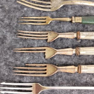 Lote de 7 Tenedores Antiguos con Detalles Ornamentales - imagen 2