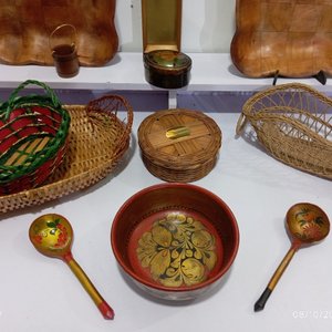 Lote de 13 piezas: Fuentes de madera, cuencos, canastas y adornos - imagen 5