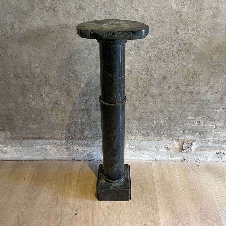 Lote siguiente: Pedestal de mármol desmontable en 3 partes - Medidas: 115cm