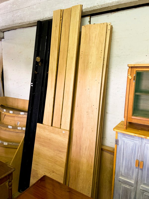 Lote de Muebles de Madera Natural y Negra