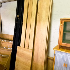 Lote siguiente: Lote de Muebles de Madera Natural y Negra