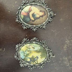 Lote anterior: Par de Cuadros Ovalados Antiguos con Marco Ornamental Metálico