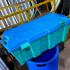 Dos Tarrinas Azules (180 y 200 Litros) y Baúl de PVC - imagen 4
