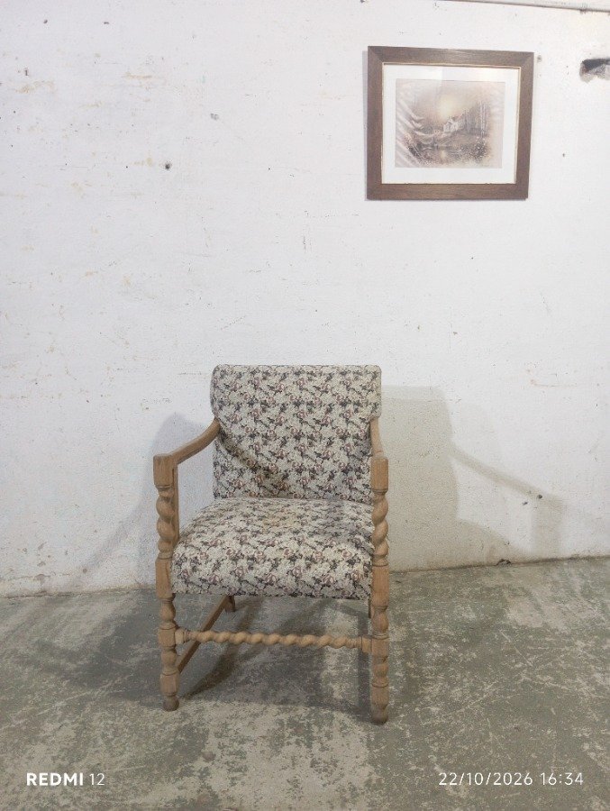 Sillón Estilo Jacobiano con Estructura de Madera Torneada y Tapizado Floral