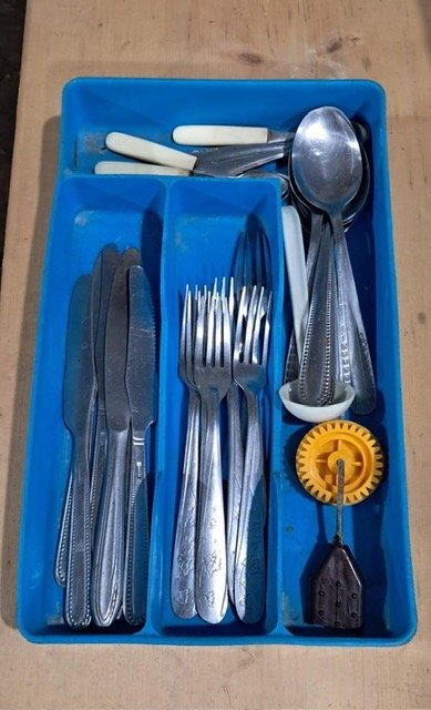 Lote siguiente: Cubierta con utensilios de plata