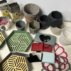 Lote Variado: 8 Macetas, 2 Ralladores, 4 Bandejas, 2 Perchas y 5 Carteras - imagen 8