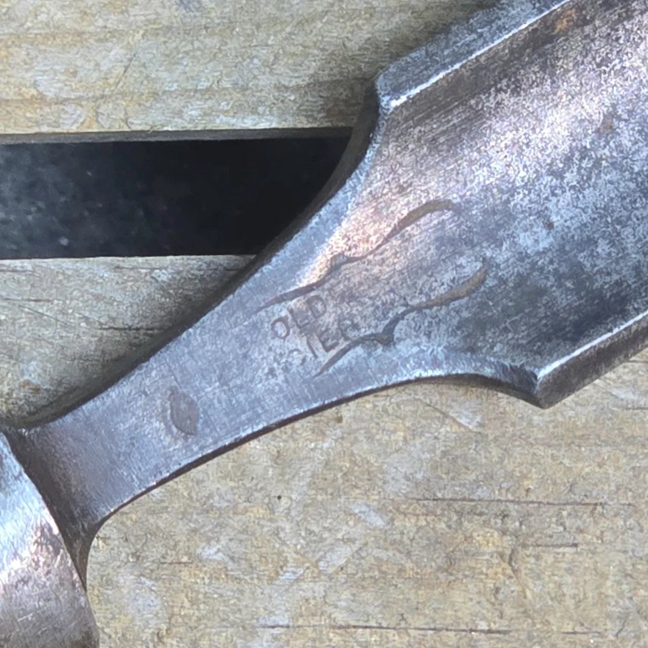 Gubia de madera con cuchilla metálica - imagen 2