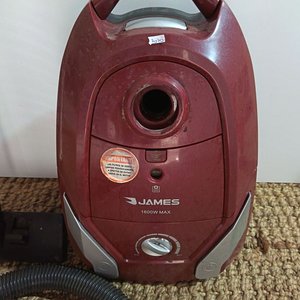 Aspiradora James 1600W Max Roja Funcionando - imagen 3