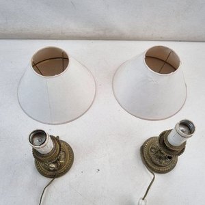L 350 - 2 Piezas - Atractivo par de veladores antiguos estilo candelabro con bases ornamentadas y pantallas en tela clara - Funcionan - imagen 4