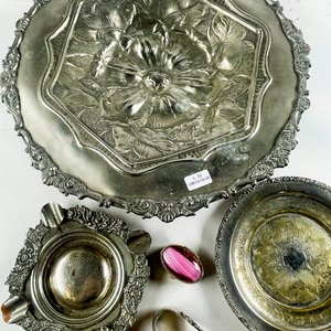 Lote de 6 piezas de metal plateado: centro repujado, cenicero, pastillero y bombilla - imagen 4