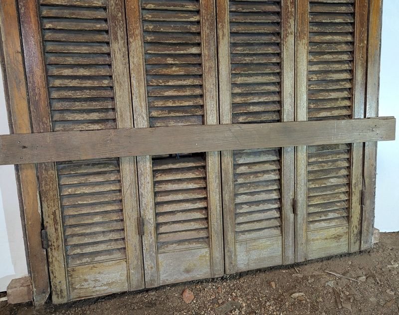 Ventana con dos hojas batientes y postigos tipo celosías en cedro, marco de pinotea - imagen 9