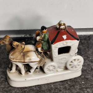 Adorno de Porcelana "Carreta con Caballos" Made in Japan - imagen 3