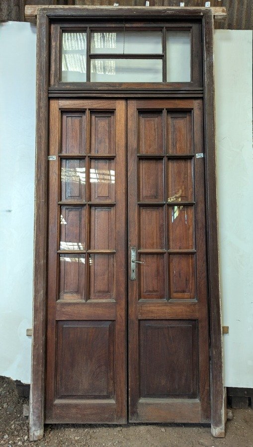 Lote anterior: Puerta antigua con par de hojas batientes y marco de pinotea