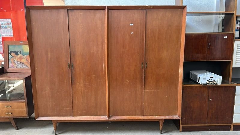 Lote siguiente: Ropero de cuatro puertas en madera