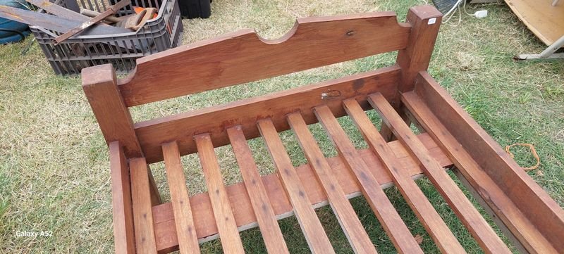 Cama de una plaza en madera antigua - imagen 2