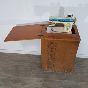 Máquina de Coser Singer Antigua con Mueble de Madera - imagen 2
