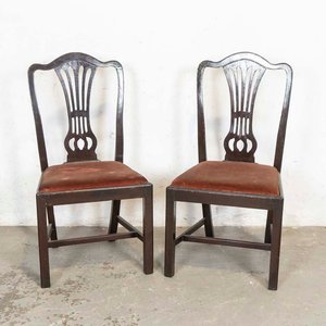 Lote siguiente: Par de Sillas Estilo Clásico con Tapizado Bordo