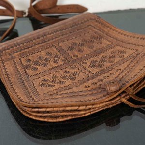 Cartera de Cuero Repujada Artesanal - 28x24 cm - imagen 2