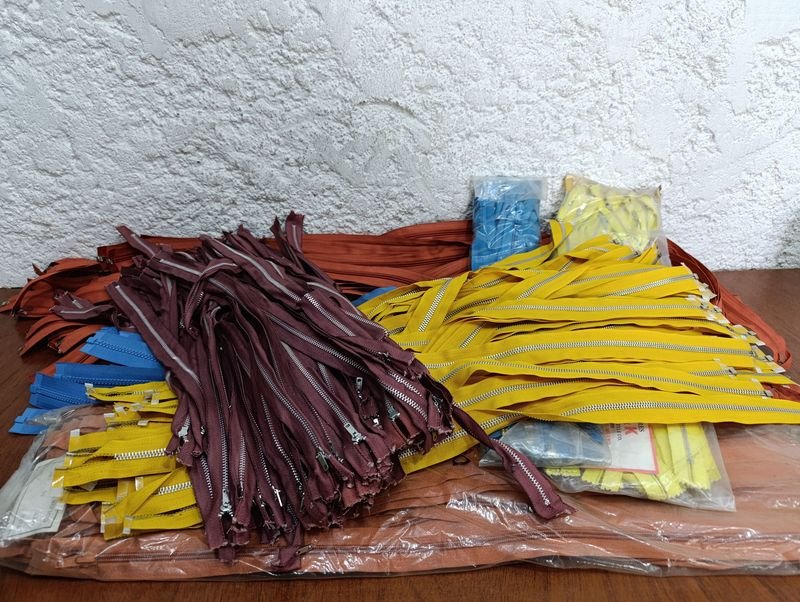 Zippers de plástico en diferentes colores y tamaños