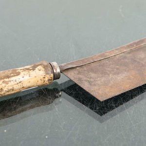 Serrucho Antiguo con Mango de Madera - imagen 2