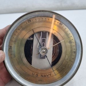 Barómetro Antiguo Marina EE. UU. (U.S. Navy) 1942, Bronce, Firma Friez - imagen 2
