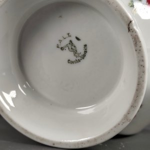Lote de 4 piezas de porcelana y loza: 2 azucareros, lechera y cremera - imagen 10
