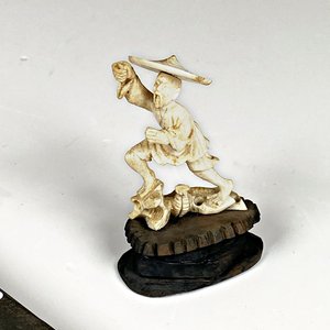 Caja de Metal Antigua para Sellos con Figura de Pescador en Marfil - imagen 2
