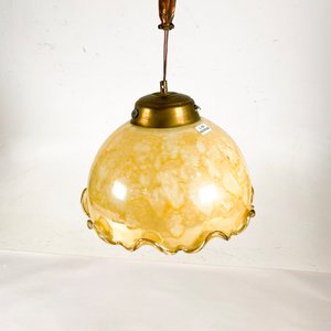 Lote siguiente: Colgante de una luz con pantalla de vidrio color ámbar y detalles dorados