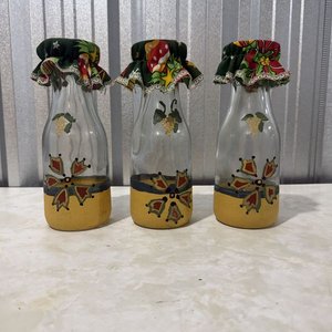 Lote anterior: Set de 3 Botellas de Vidrio Decoradas a Mano con Tapas de Tela Estampada