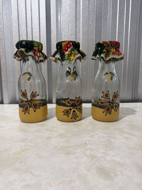 Set de 3 Botellas de Vidrio Decoradas a Mano con Tapas de Tela Estampada