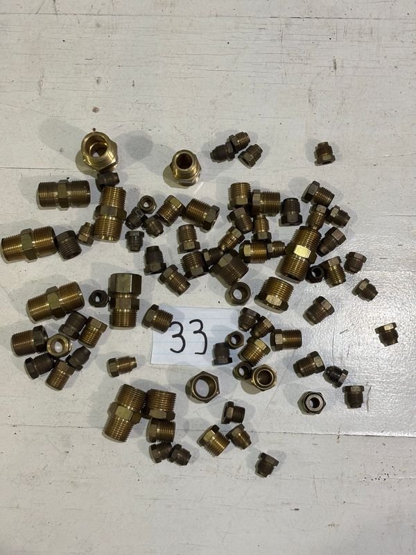 Lote de 80 piezas de conexiones y accesorios de bronce