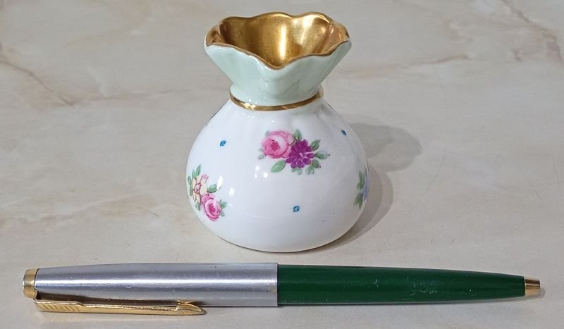 Lote siguiente: Jarrón de porcelana Paragon con diseño floral y dorado