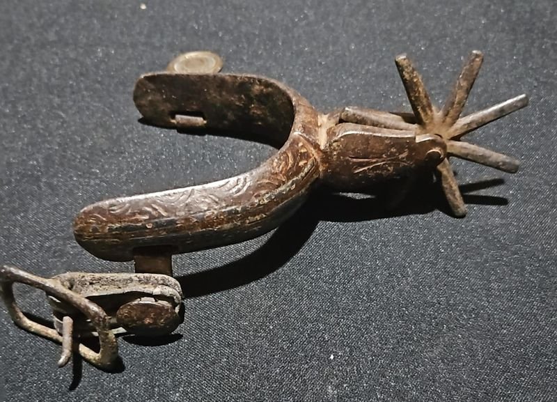 Espuela Antigua de Metal con Grabados y Rueda