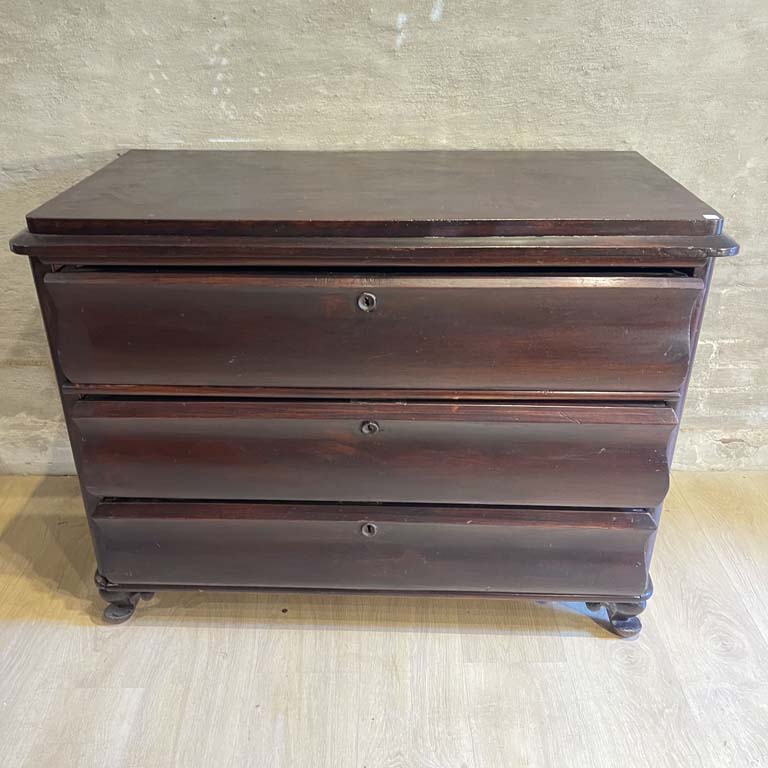 Cómoda colonial de tres cajones en buen estado