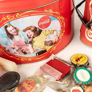 Lote de Artículos Coleccionables Coca-Cola: Lata, Cenicero, Llaveros, Encendedores y Radio - imagen 2