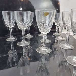 L 394 - 10 Piezas - Set de 10 copas de cristal de diseño, con detalles labrados en su fuste y base, ideales para brindis y celebraciones (Con Etiqueta) - imagen 4