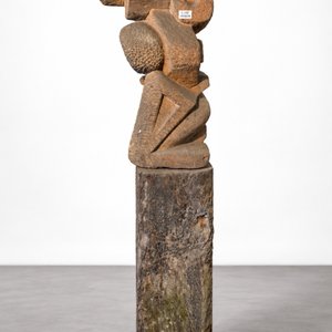Lote siguiente: Escultura Abstracta en Piedra de Aurelio Lebrato sobre Pedestal de Durmiente