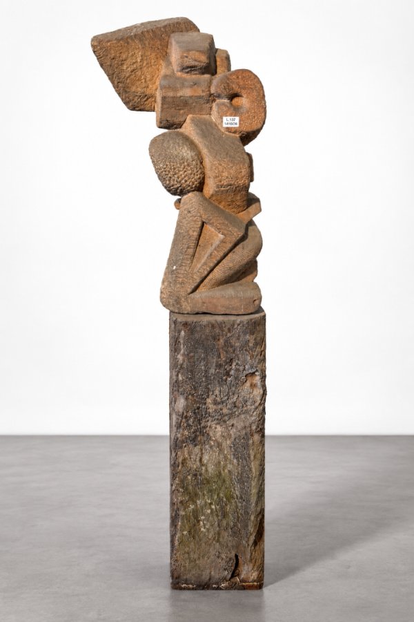 Escultura Abstracta en Piedra de Aurelio Lebrato sobre Pedestal de Durmiente