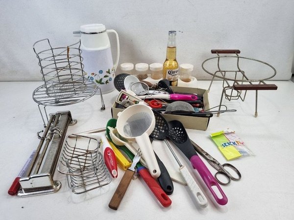 Lote de Utensilios de Cocina y Bazar: Termo, Rejillas, Coladores y Varios - imagen 1