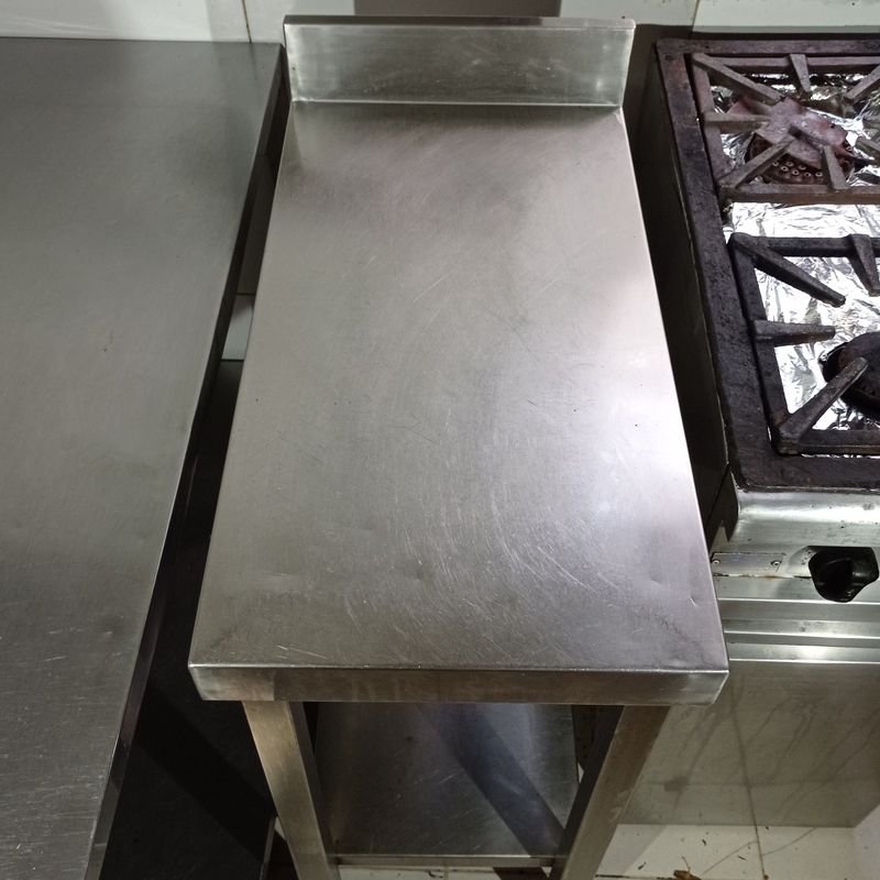 Mesa gastronómica en acero inoxidable con estantes - imagen 2