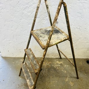 Lote #036 – Escalera plegable en hierro tres escalones - imagen 2
