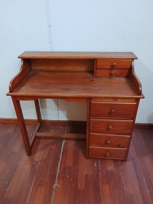 Escritorio de Madera Lustrada con Estante y Seis Cajones