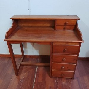 Lote anterior: Escritorio de Madera Lustrada con Estante y Seis Cajones
