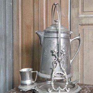 Chocolatera Antigua WMF de Metal Plateado con Taza y Soporte - imagen 4