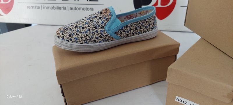 Zapatos de tela azul con diseño colorido - imagen 4