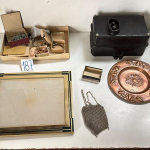 Estufa Eléctrica Antigua con Accesorios y Adornos - imagen 2