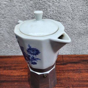 Cafetera Italiana Grande de Loza Blanca con Flores Azules - imagen 3